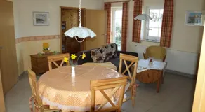 Agréable appartement de vacances adapté aux familles avec jardin, barbecue et terrasse | Vue jardin - Image 3