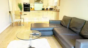 Travaal - 2 Bed Serviced Apartment Farnborough - Image 5