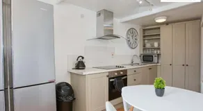 Centrally Tucked Away Private 4bed - Free parking! By Hinkley Homes Short Lets & Serviced Accommodation - Image 3