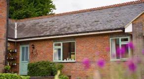 Tring Grange Cottage Sleeps 2 with Onsite Parking - Image 3
