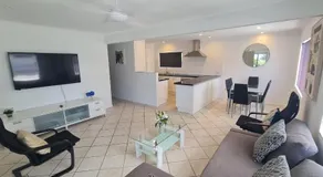 Cranbourne Court Beachside Apartments - Image 2