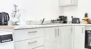 Lancing Apartments - Spacious 2 Bed - Sleeps 6 - Burnham Village - Image 3