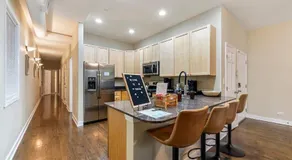 Medical District 2BR with Jacuzzi & Parking - Image 4