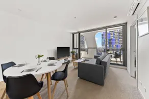 Modern 2BR Apt Next to Victoria Market City Views - Image 5