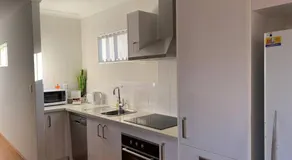 Smart Modern Close City/Airport WIFI/Park/Netflix - Image 3