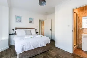 Stylish 6 Bed Detached House - Image 2