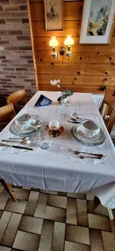 Chalet with Stunning Lake and Mountain Views avec une vue à couper le souffle, une spacieuse terrasse et jardin - Image 4