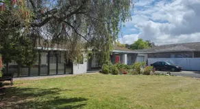 Lyronne Guest house, Shuttle and Tours - Image 2