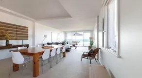 Bayview Beachfront Apartment - Image 4