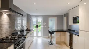 Cosy Family Home Near Thorpe Park & Legoland - Image 3