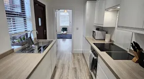 3BR, 6 min to central station, full kitchen - Image 5