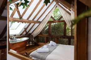 Treehouse Cottage Spa Retreat - Image 2