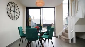 Queens Haven by Prime Stays - Luxury 4 Bedroom Home - All Ensuite & Games Room - Image 3