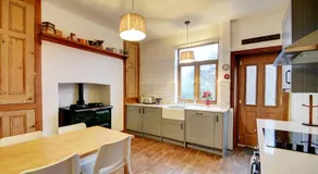 Spacious Victorian Townhouse near HCC with off street parking - Image 4