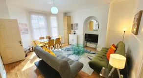 Spacious & Cosy 2 Bedroom Home plus 2 Sofa-beds with Private Entrance and Back Patio, 3 min walk to Earl's Court Station - Image 2