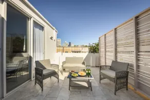 Modern Studio Apt with Balcony - Image 3
