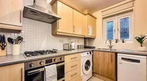 Wisteria House Nuneaton by Smart Corporate Stays - Image 2