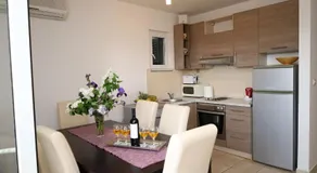 Apartment Oasis with free parking on premises - Image 2