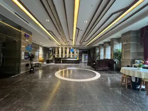 Lucky Hotel - Image 2