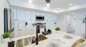 Contemporary Comfort 2BR Kitchener Escape - Image 5