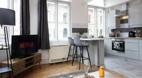 2 Bed City Centre Flat Sleeps 6 - Image 5