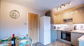 Modern 2-Bed Home with Free Parking Near Peak District - Image 5