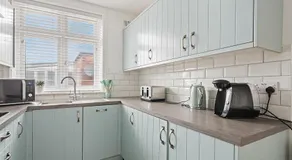 Bright 2BR Apartment, Free parking, Easy access to beaches & Town - Image 4