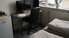 2 værelser m minikøkken brusekabine og toilet 4 prs - Image 2