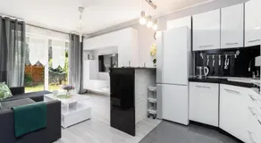 Apartament Konduktorska z Parkingiem i Ogródkiem - w spokojnej dzielnicy by Noclegi Renters - Image 2