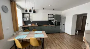 Priestranný byt s parkovaním blízko centra - Image 3