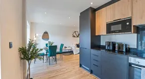 Modern 2-Bed Apartment 30 mins from Central London - Image 2
