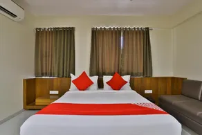OYO Flagship 36648 Hotel Waterlily - Image 3