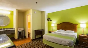 Savannah Garden Inn - Image 2