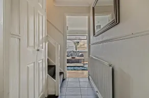 Spacious 4 Bedroom House private parking - Image 4