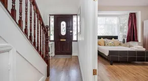 Lovely 4 Bedrooms House Near Romford Station With Parking - Image 4