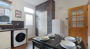 Stylish 3BR House - Sleeps 5 - Free Parking - Image 5