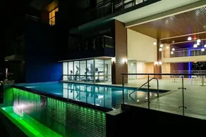 Apartment with roof top pool - Image 3