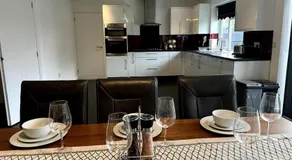 Large 5 Bedroom House Sleeps 10 Ideal for Contractors - Image 3