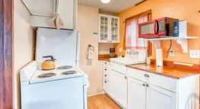 Serene Dog-Friendly Cottage - Blocks to Beach & Downtown - Image 5