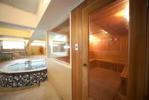 Champagne Hotel - Image 4