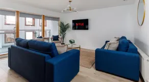 Flatzy - Prime City Apartment with Free Parking & Ping Pong Table - Image 3