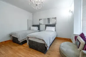 The Royal Worcester - 5 Bedrooms, Upto 10 Guests, - Image 2