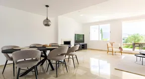 Luxury & Sunny Apartment with Breathtaking View in Marbella East - Image 2