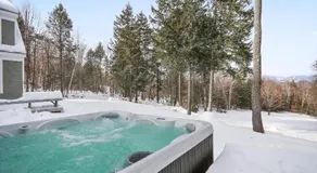 Kæle ved siden af en hyggelig pejs og nyd et rum til hele familien - Image 4
