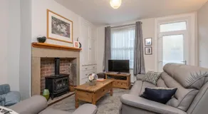 Sleeps 5 - 3 Bedrooms - walk to the square hosted Happy Valley cast - Image 2