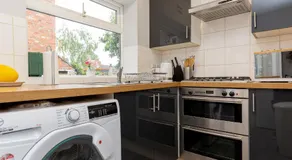 Entire 2BR house 2 beds and Sofa Bed Town Centre Train Station Parking - Image 4