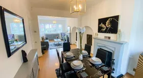 Stunning Modern Cozy 5 star 3 bedroom house-Free Parking Greater London Metro Stations hosted by Tony - Image 3