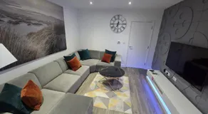 Luxurious 3 Bed & 3 Bath Hatfield House with Balcony View & Terrace Garden - Image 2