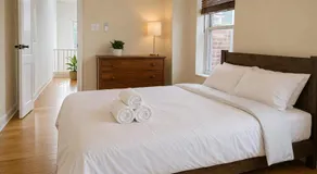 The Heights Haven, Spacious 6 Bedrooms Townhouse with Patio - Image 2