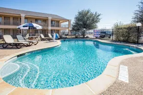 Days Inn by Wyndham McKinney - Image 3